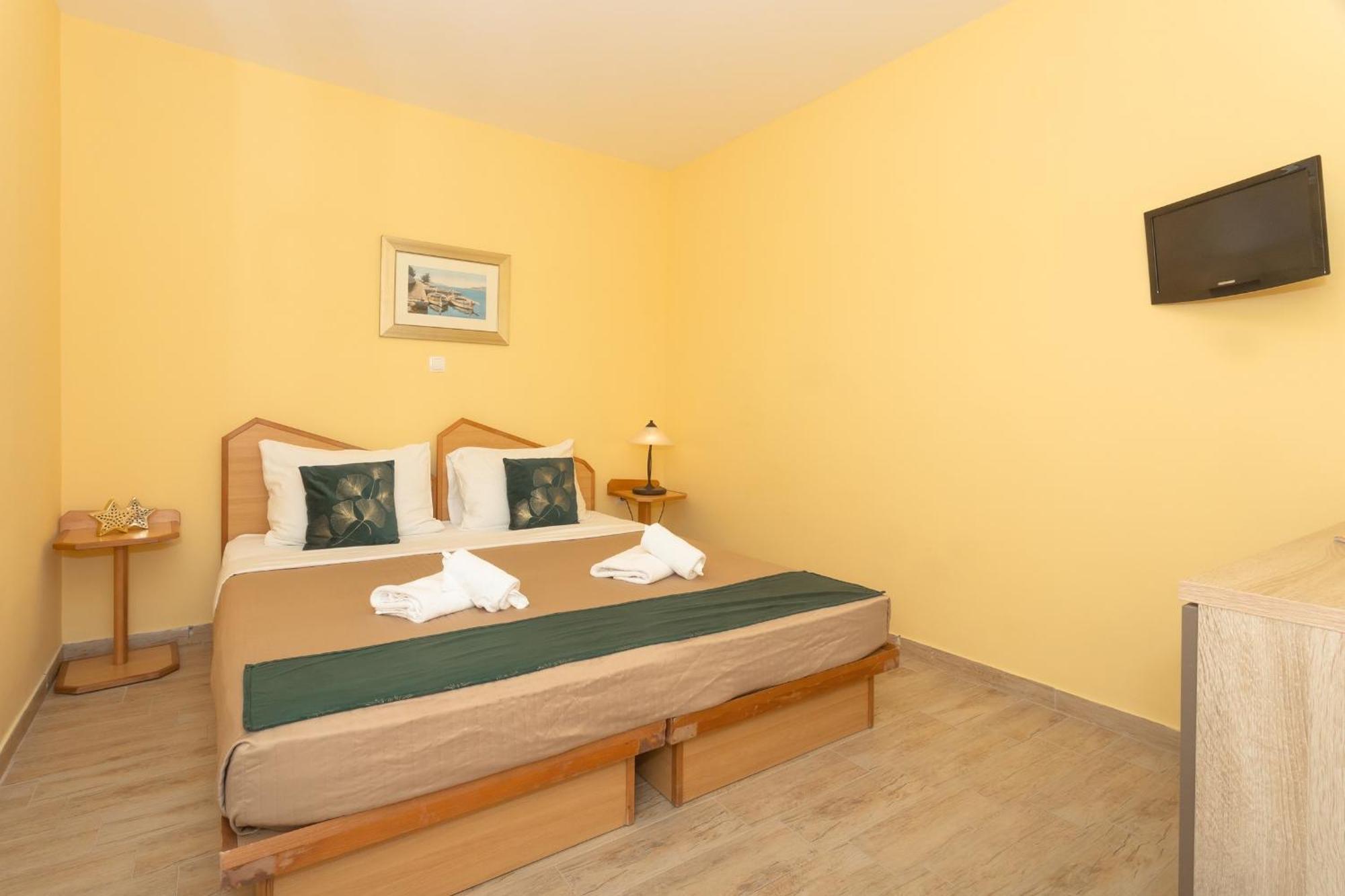 Pansion Pirat Bed & Breakfast เพทรอซาเน ภายนอก รูปภาพ