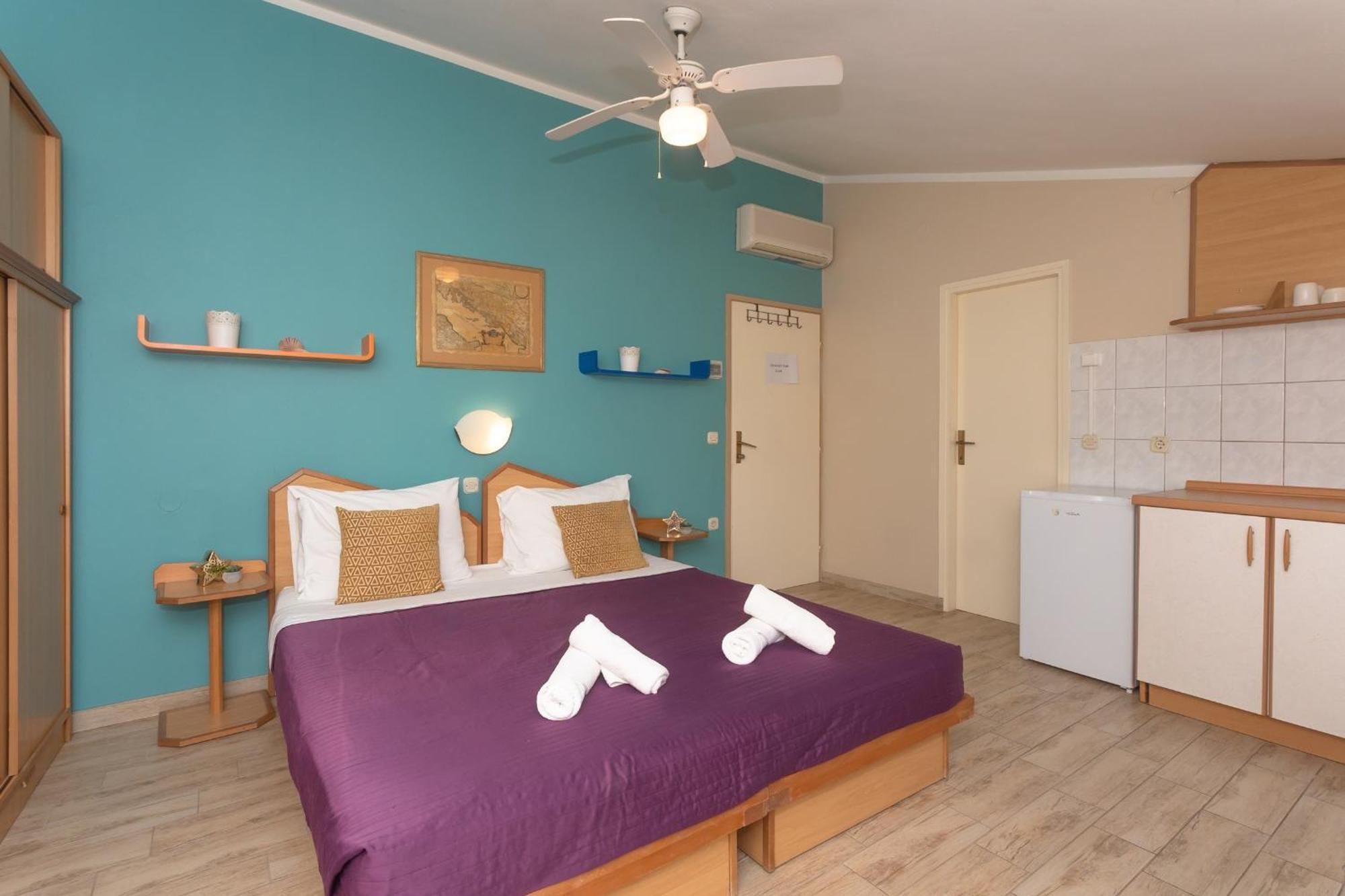Pansion Pirat Bed & Breakfast เพทรอซาเน ภายนอก รูปภาพ
