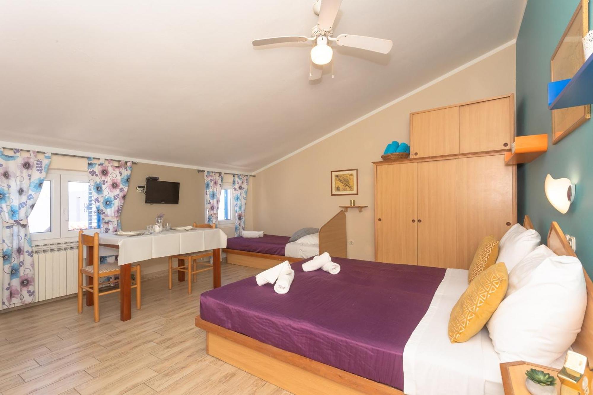 Pansion Pirat Bed & Breakfast เพทรอซาเน ภายนอก รูปภาพ