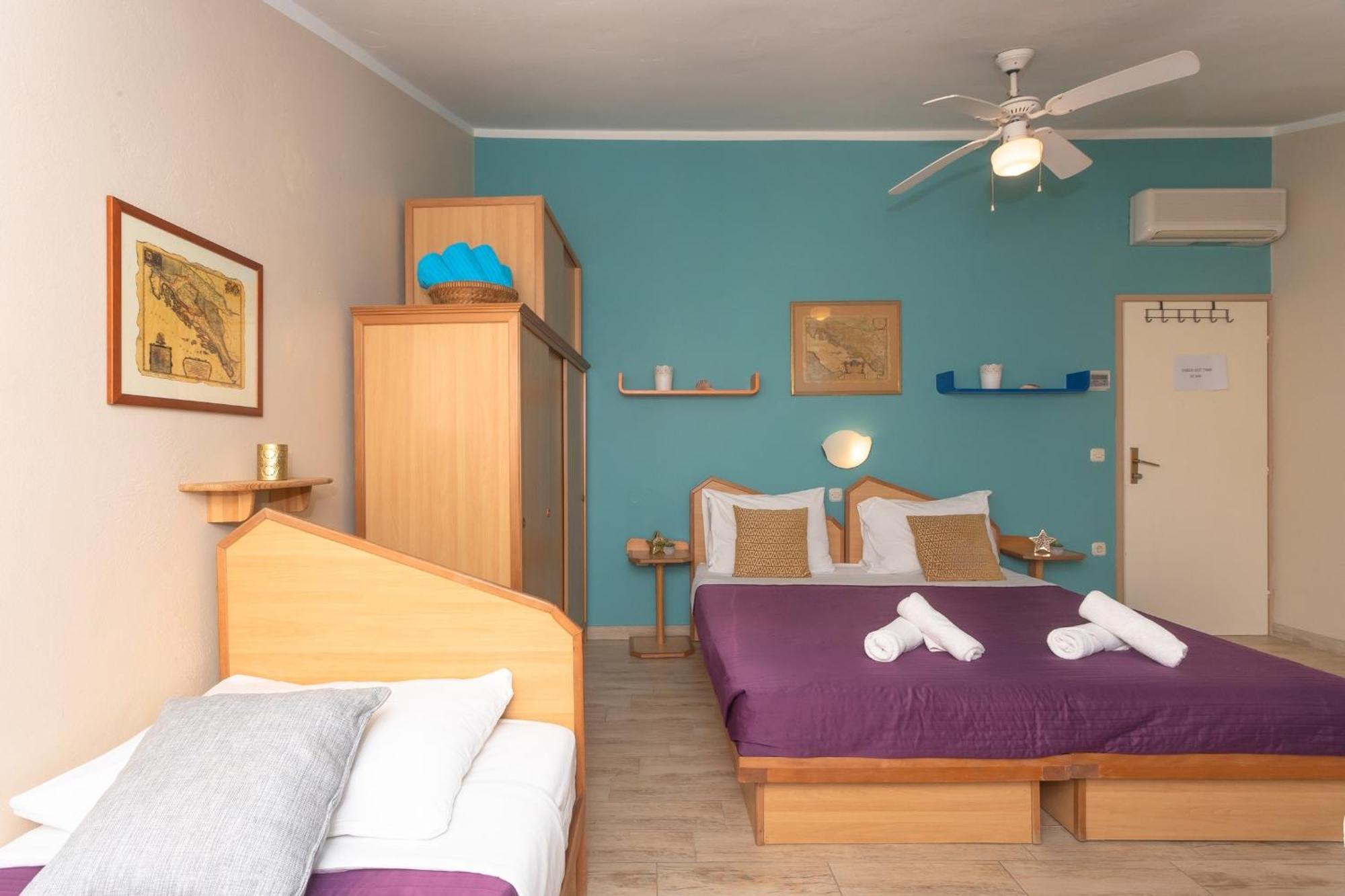 Pansion Pirat Bed & Breakfast เพทรอซาเน ห้อง รูปภาพ