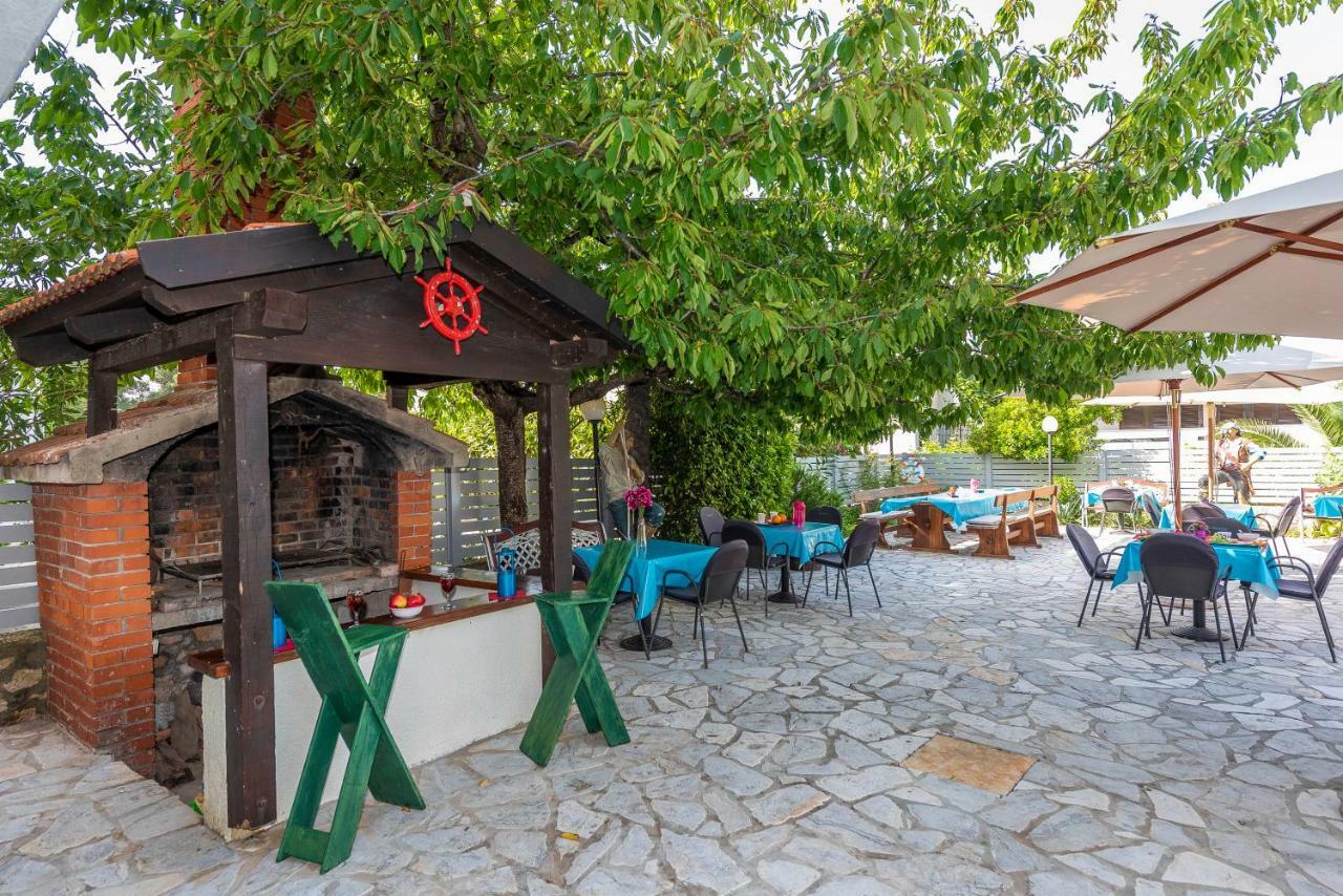 Pansion Pirat Bed & Breakfast เพทรอซาเน ภายนอก รูปภาพ