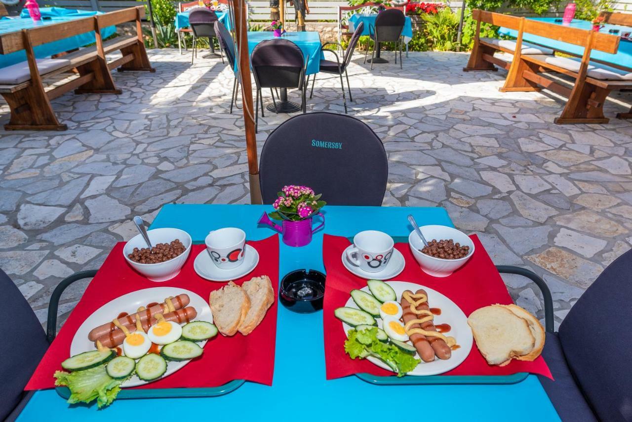 Pansion Pirat Bed & Breakfast เพทรอซาเน ภายนอก รูปภาพ