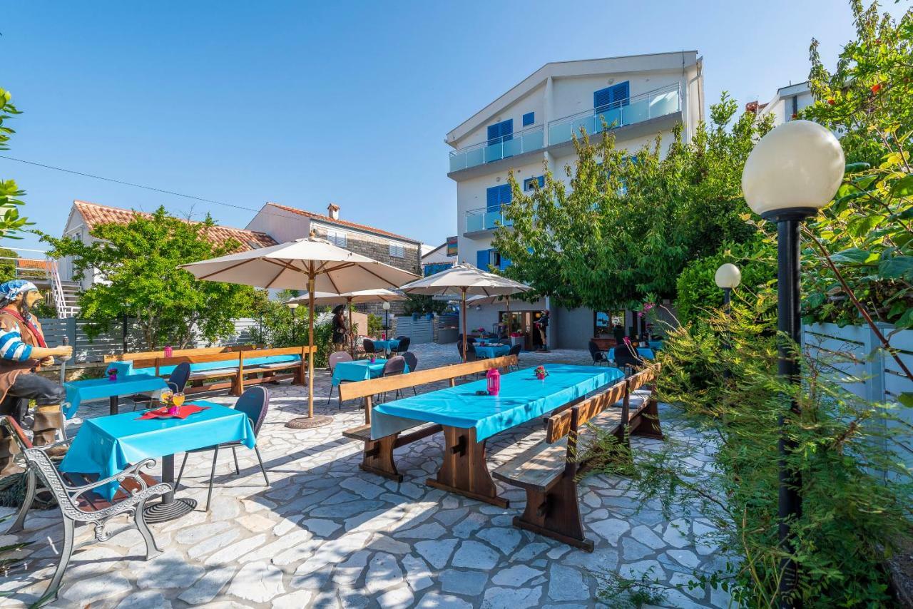 Pansion Pirat Bed & Breakfast เพทรอซาเน ภายนอก รูปภาพ