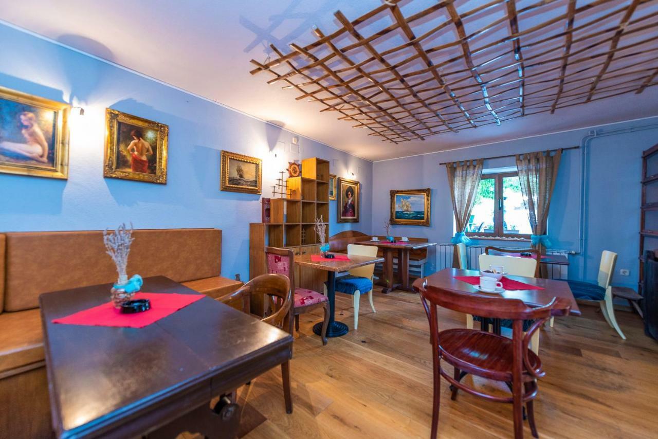 Pansion Pirat Bed & Breakfast เพทรอซาเน ภายนอก รูปภาพ