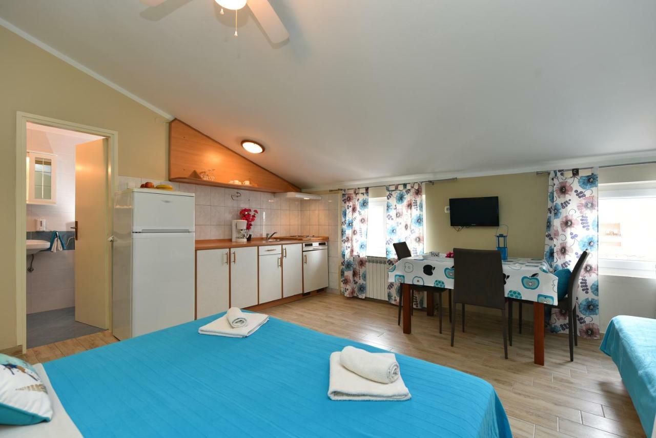 Pansion Pirat Bed & Breakfast เพทรอซาเน ภายนอก รูปภาพ