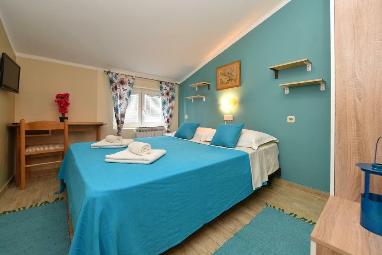 Pansion Pirat Bed & Breakfast เพทรอซาเน ภายนอก รูปภาพ