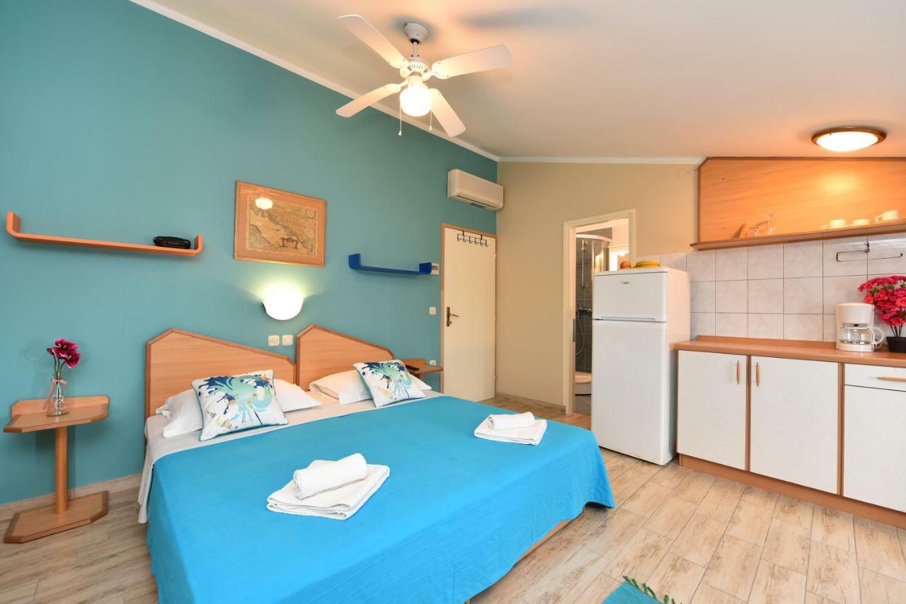 Pansion Pirat Bed & Breakfast เพทรอซาเน ภายนอก รูปภาพ